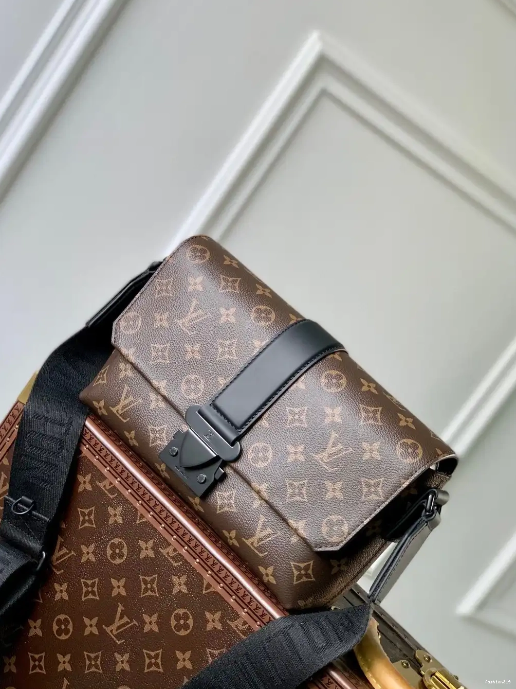 S-Cape LOUIS VUITTON Messenger 0317