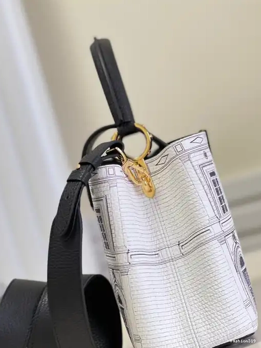 VUITTON LOUIS MM CAPUCINES 0317