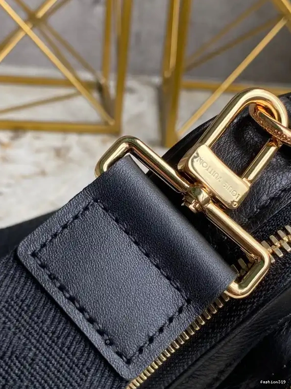 UTILITY LOUIS VUITTON CROSSBODY 0320